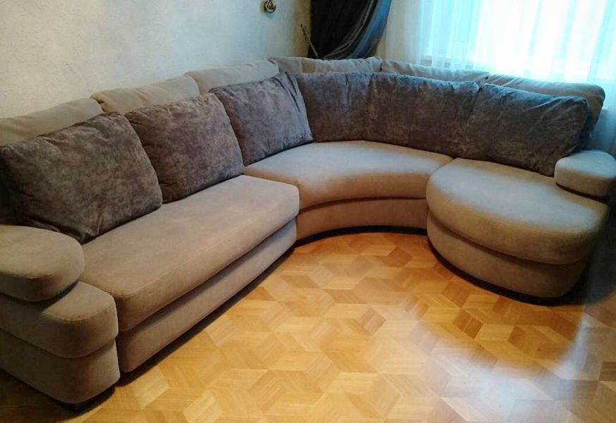угловой диван с закругленной оттоманкой в Нижнекамске