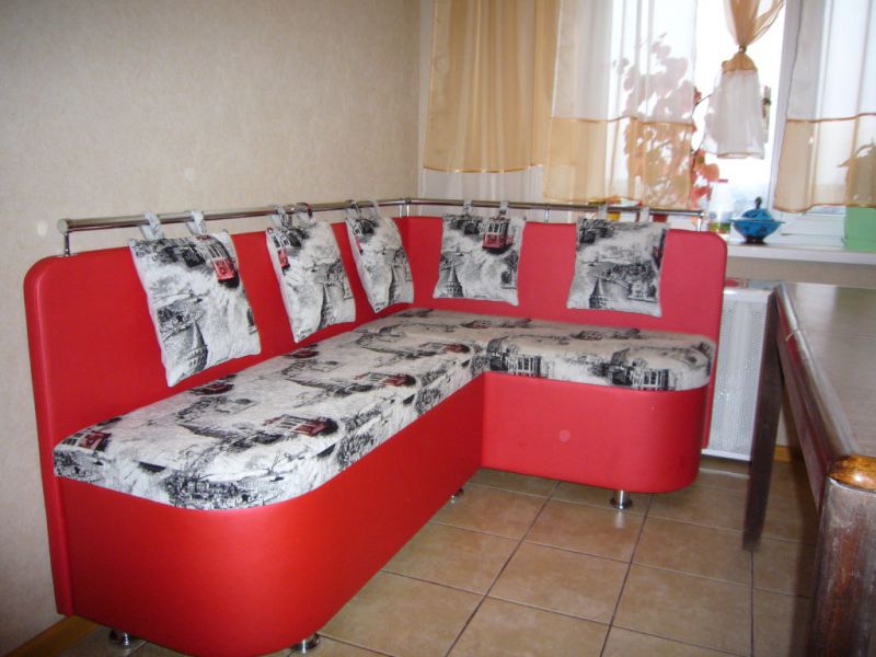 красный кухонный уголок в Нижнекамске