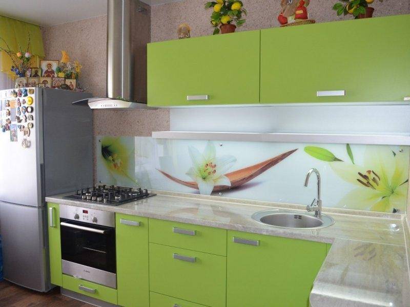 угловая зеленая кухня в Нижнекамске