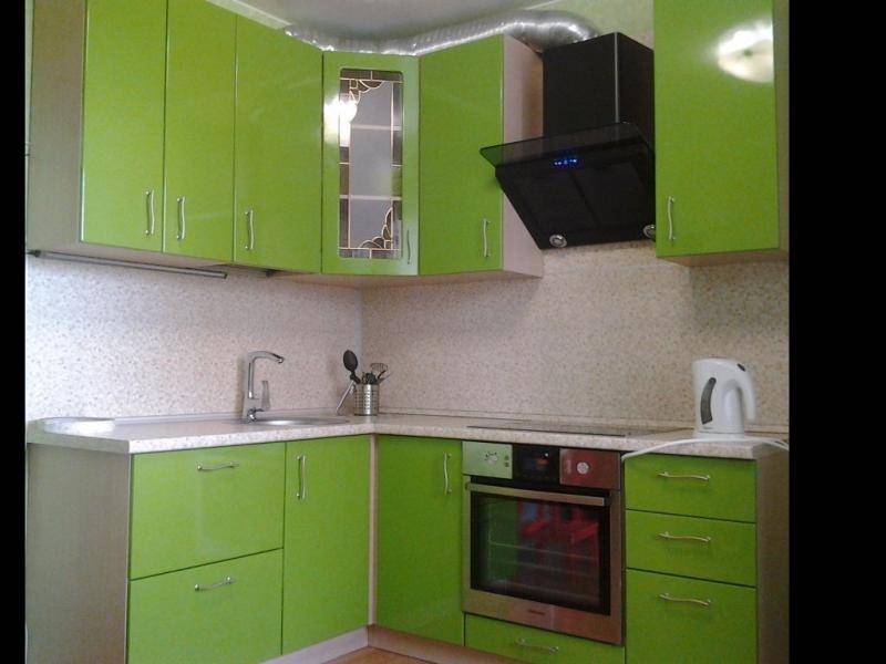 зеленая угловая кухня в Нижнекамске