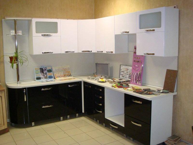 угловая кухня с витриной в Нижнекамске
