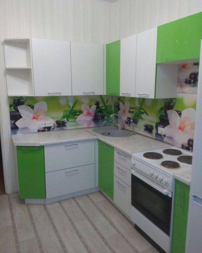 небольшая угловая кухня в Нижнекамске