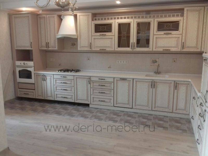 большая угловая кухня в классическом стиле в Нижнекамске