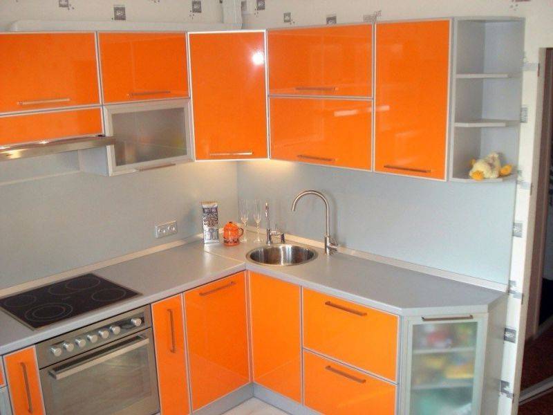 угловая кухня в алюминиевой рамке в Нижнекамске