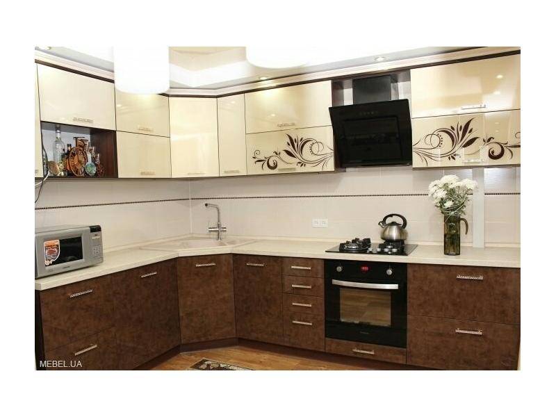 угловая большая кухня в Нижнекамске