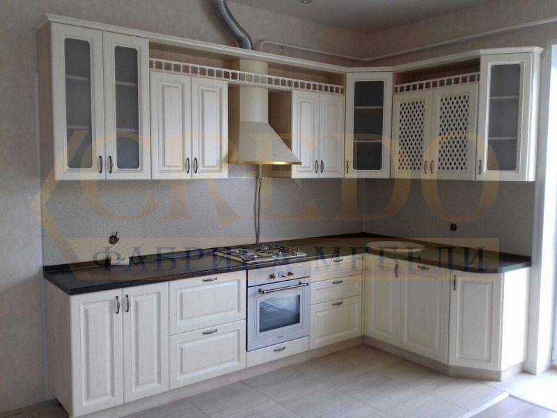 угловая кухня в классическом стиле в Нижнекамске