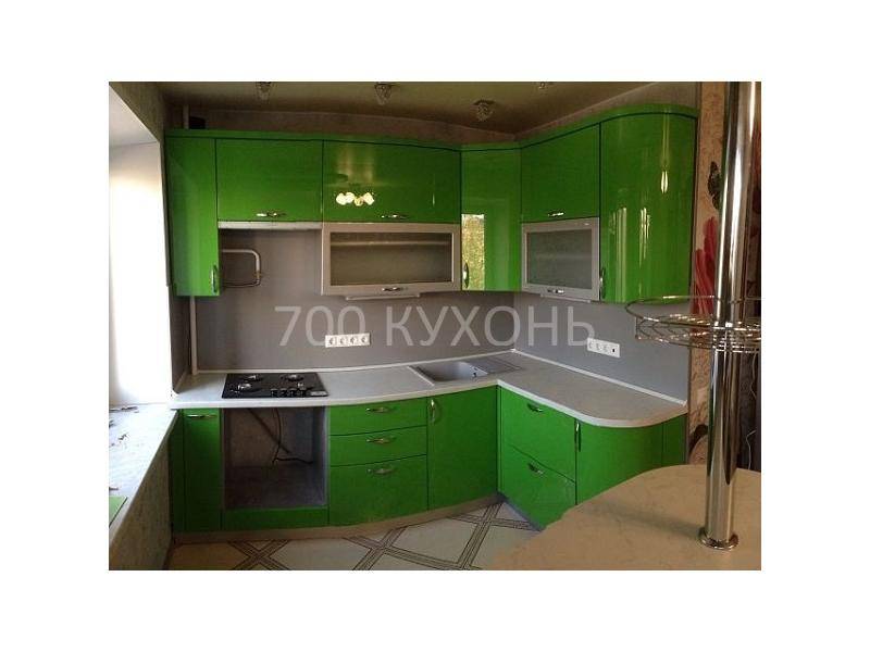 яркая зеленая угловая кухня в Нижнекамске