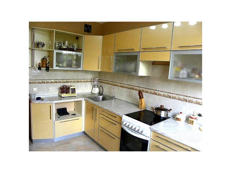 большая угловая бежевая кухня в Нижнекамске