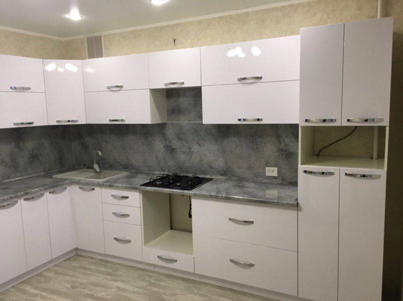 угловая белая кухня в Нижнекамске
