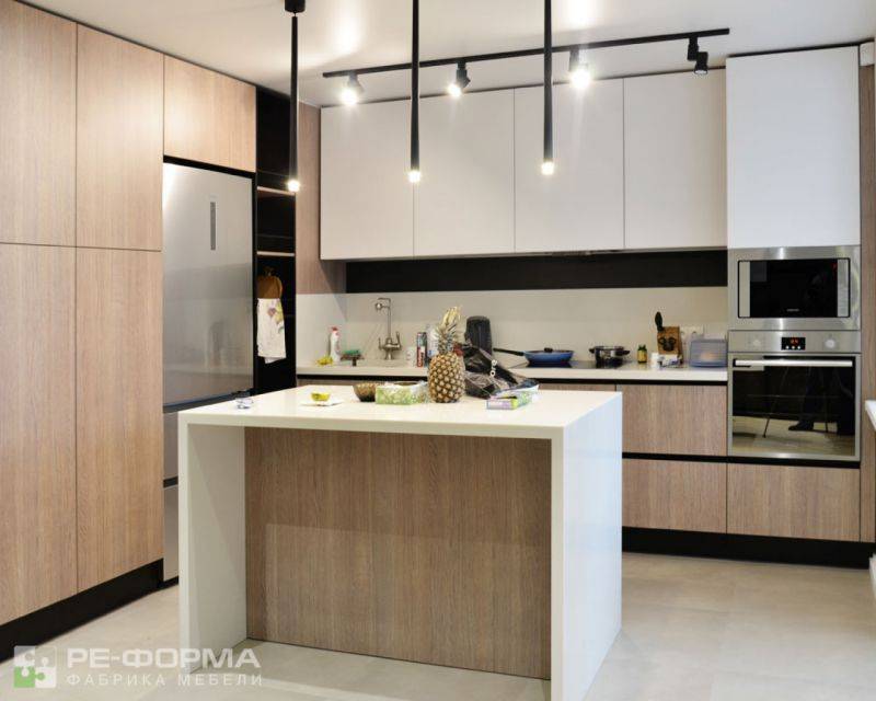 современная кухня 038 с островом в Нижнекамске