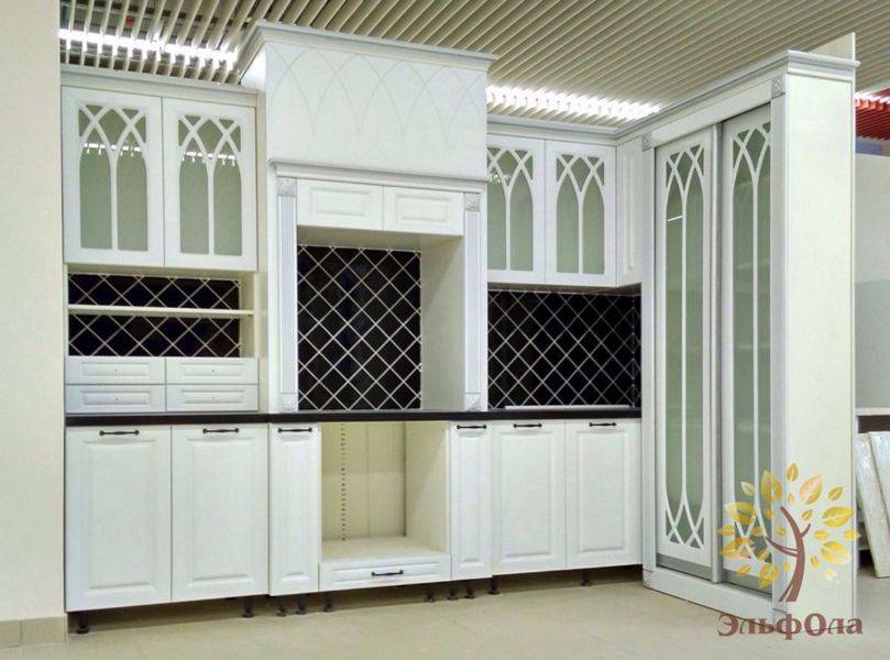 угловая кухня со шкафом в Нижнекамске