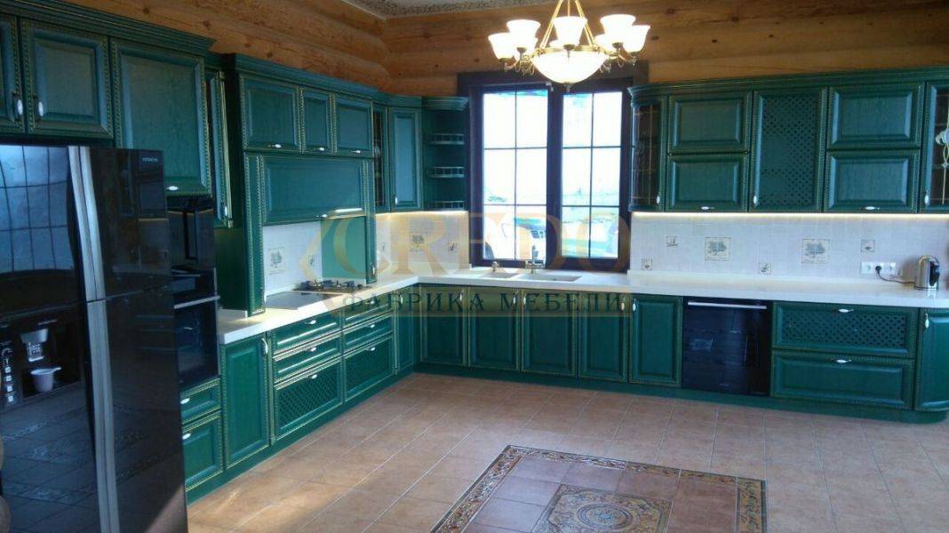 большая узумрудная кухня в Нижнекамске