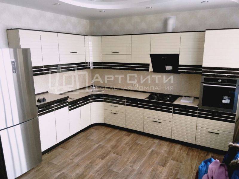 угловая кухня со вставками из шпона в Нижнекамске