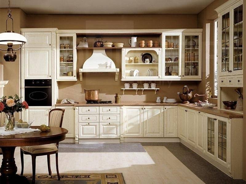 светлая кухня из массива в Нижнекамске