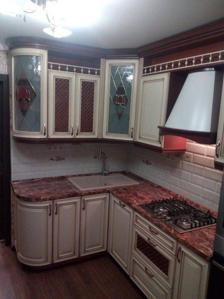 угловая маленькая кухня в Нижнекамске