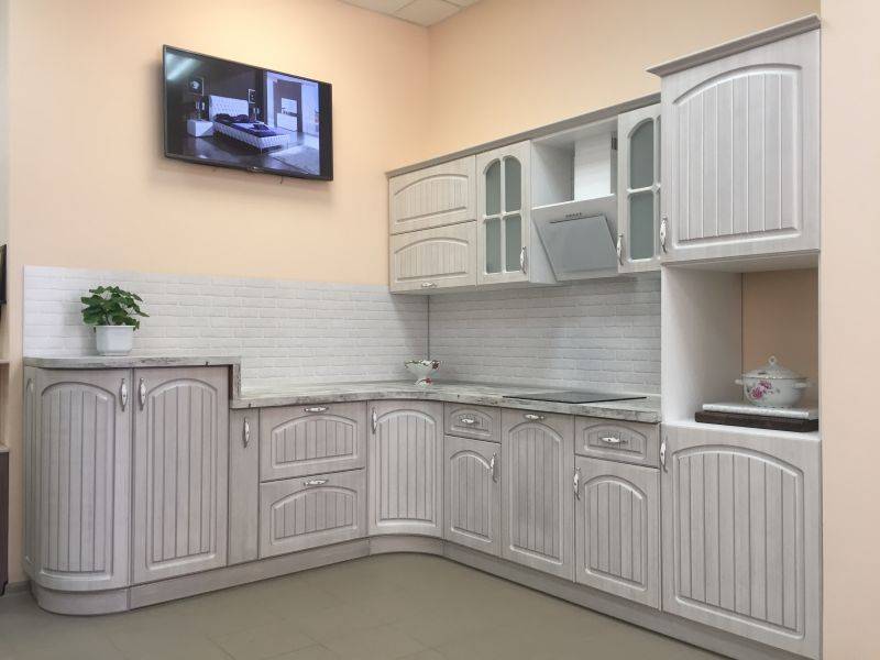 угловая светлая кухня в Нижнекамске
