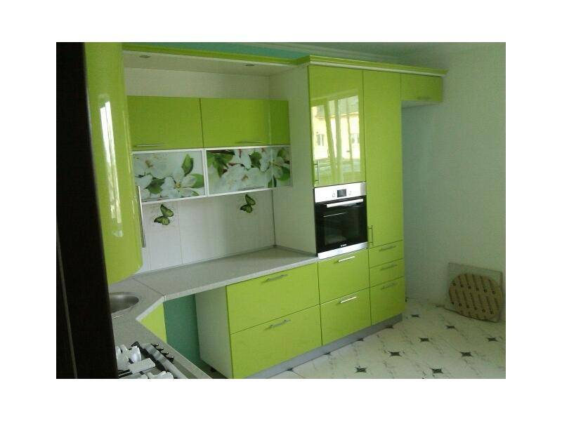 угловая зеленая кухня в Нижнекамске