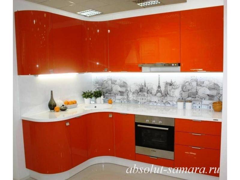 угловая кухня с плавными фасадами в Нижнекамске