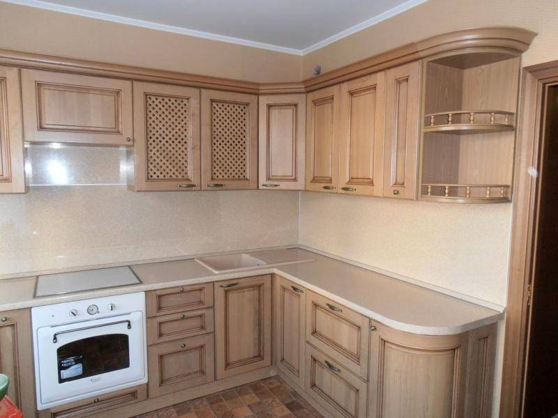 светлая классическая кухня в Нижнекамске