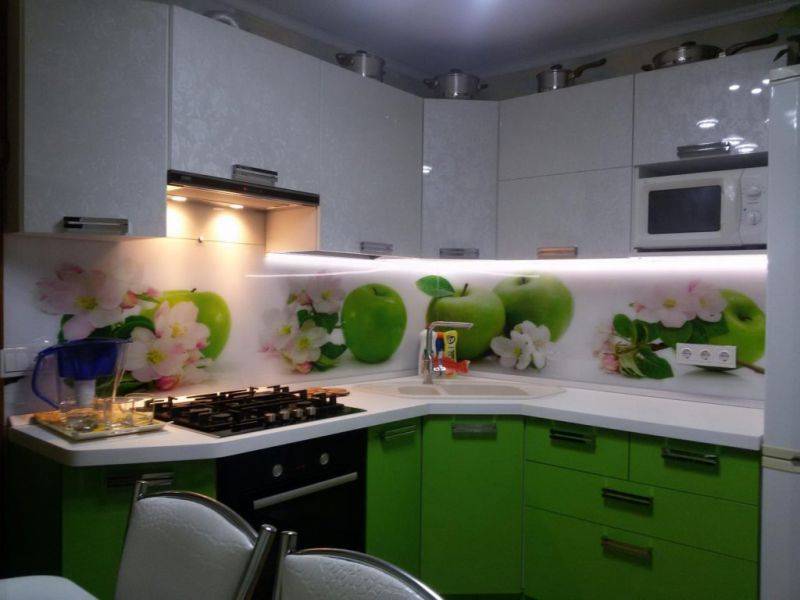 бело-зеленая угловая кухня в Нижнекамске