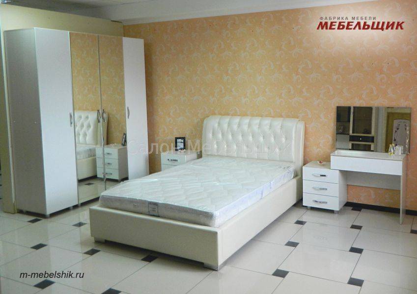 спальный гарнитур с кроватью из кожзама в Нижнекамске