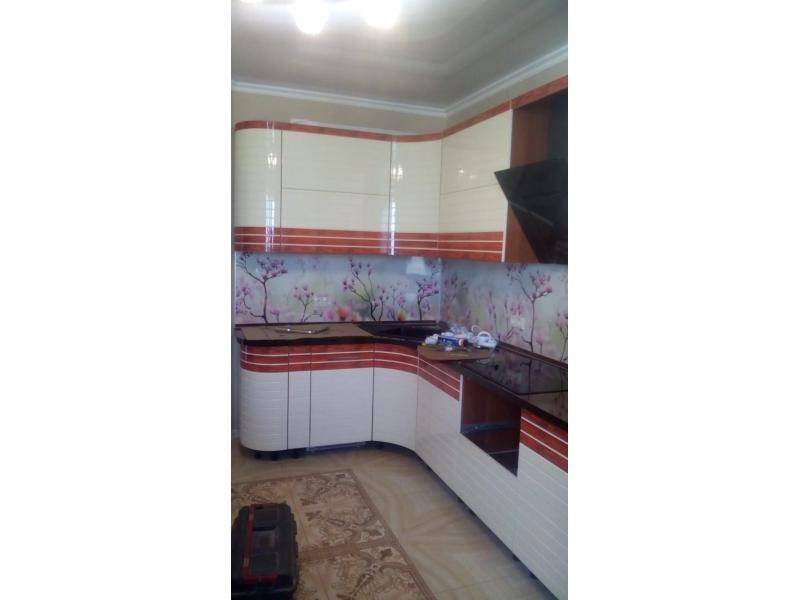 угловая кухня с плавными фасадами в Нижнекамске