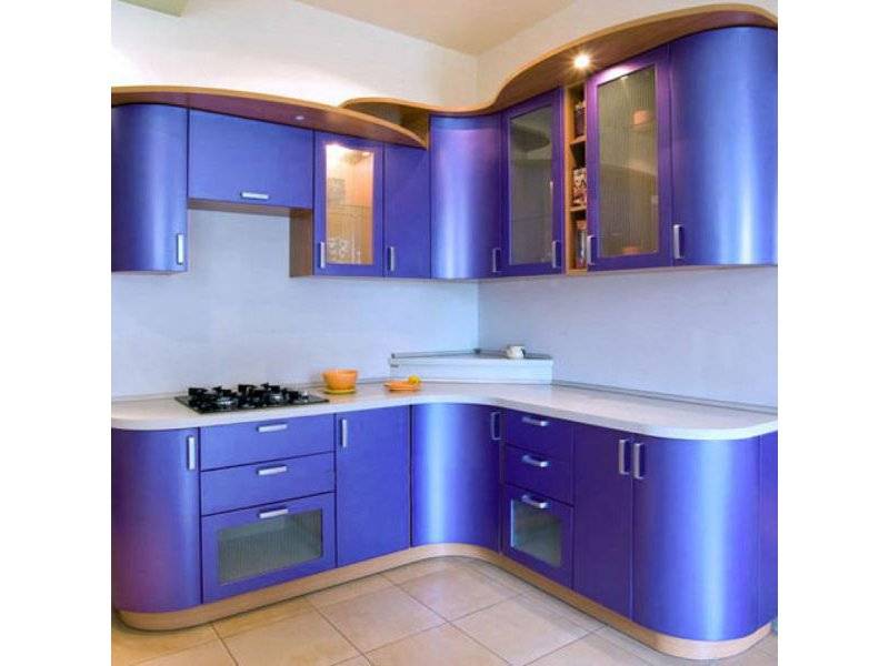 угловая кухня с плавными фасадами в Нижнекамске