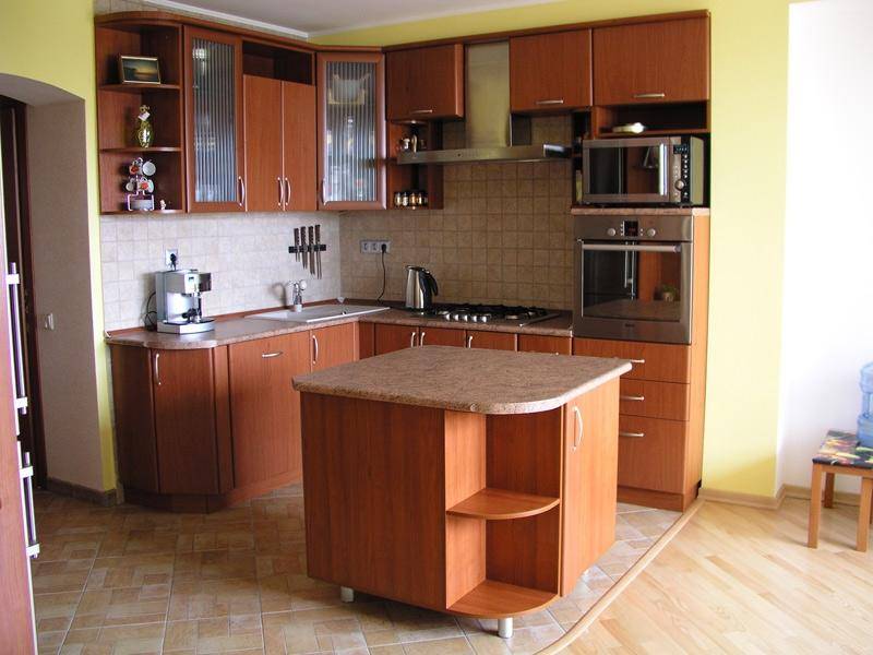 угловая кухня с островом в Нижнекамске