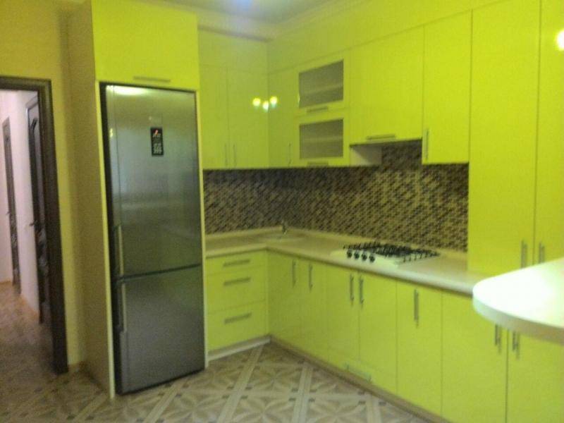 салатовая угловая кухня в Нижнекамске