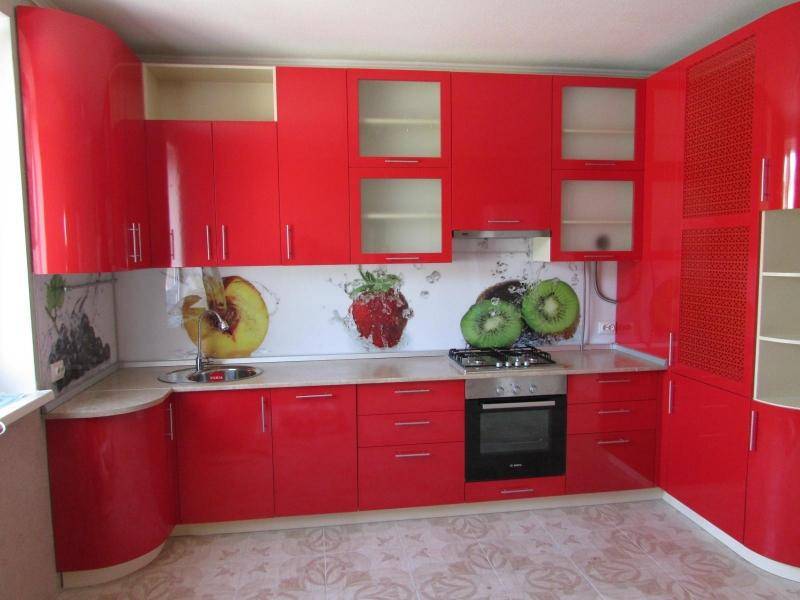 яркая угловая кухня в Нижнекамске