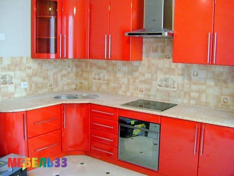 красная угловая кухня в Нижнекамске