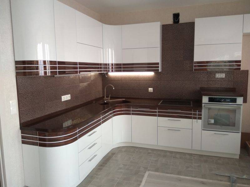 угловая кухня со вставкой из шпона в Нижнекамске