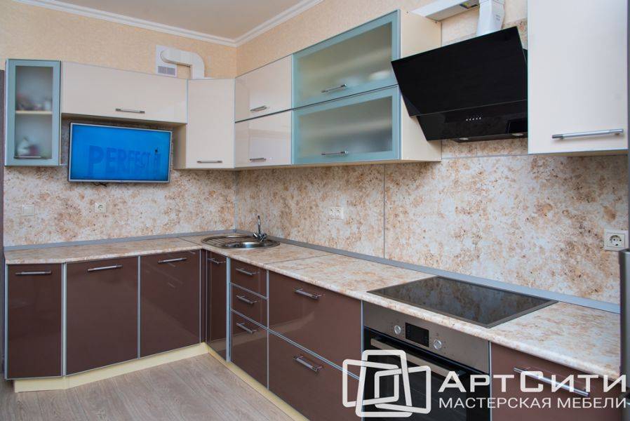 угловая бежевая кухня в Нижнекамске