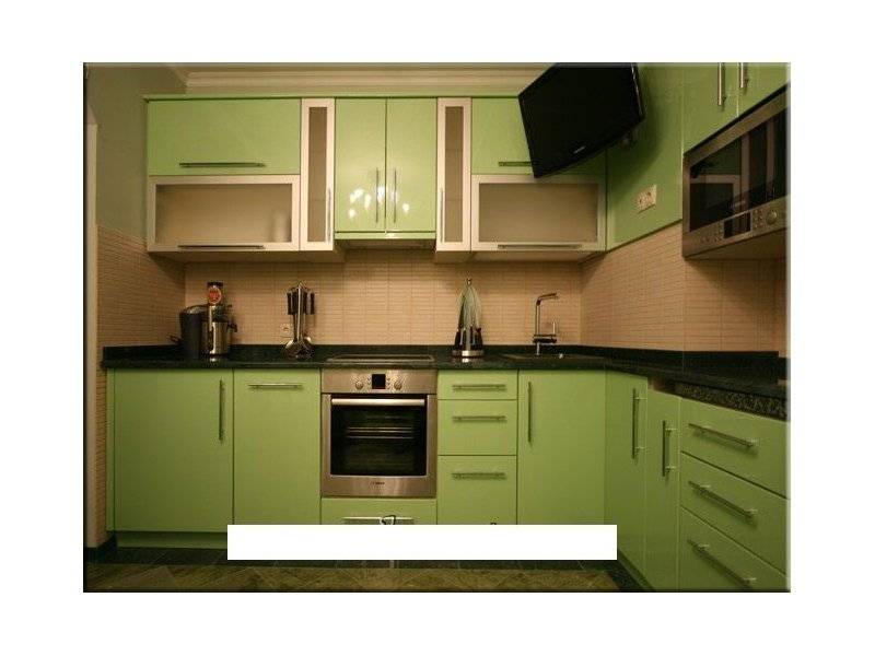 угловая зеленая кухня в Нижнекамске