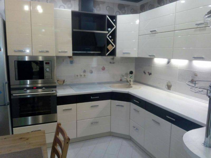угловая глянцевая кухня в Нижнекамске