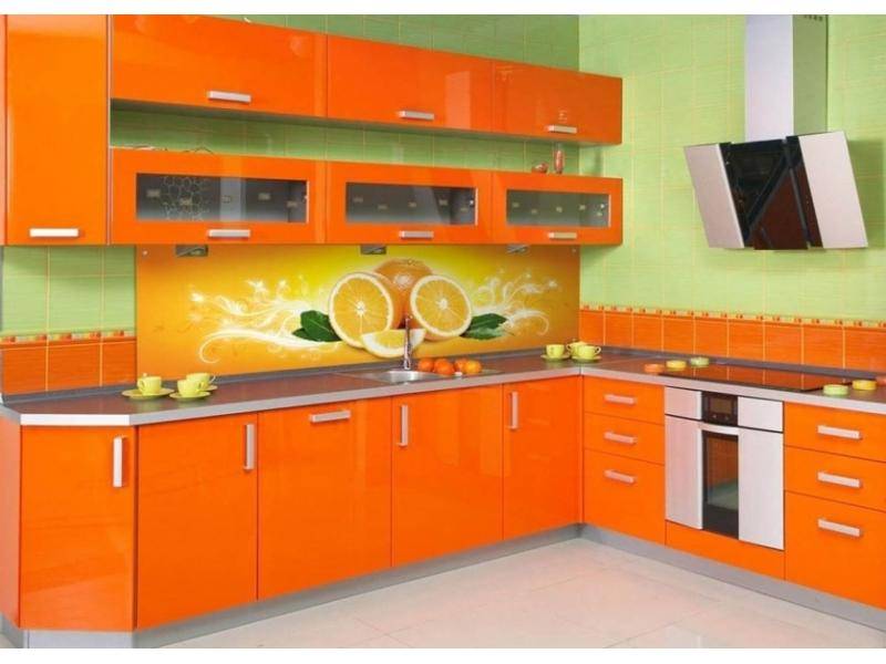 яркая угловая кухня в Нижнекамске